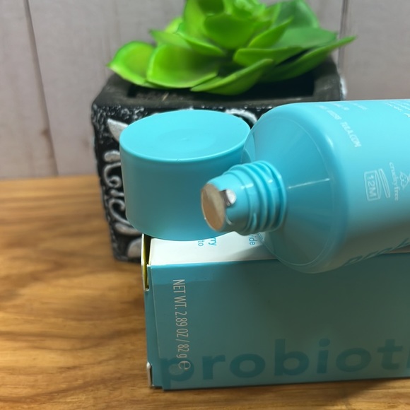 Tula so poreless deep exfoliating scrub - Picture 4 of 9